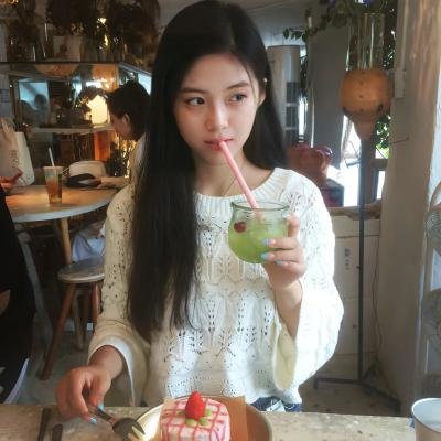 她的微笑像颗糖